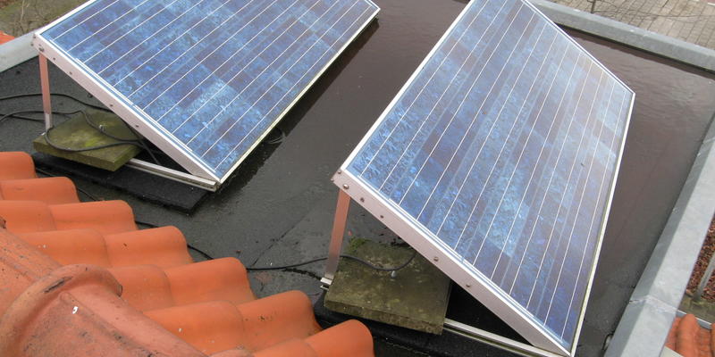 polykristallijn zonnepanelen op plat dak